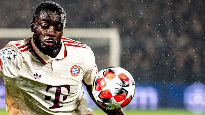 Spielszene: Münchens Abwehrspieler Dayot Upamecano kämpferisch vor dem Ball (auf Brusthöhe) in der Champions League (Nahaufnahme, Einzelaktion), im Hintergrund das Tor