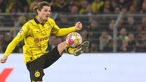 Dortmunds Marcel Sabitzer kickt einen Champions League - Ball