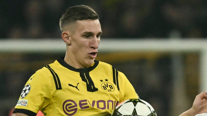 Dortmunds Nico Schlotterbeck in der Champions League engagiert am Ball (Nahaufnahme)