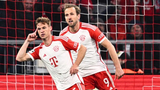 Bayerns Joshua Kimmich (l) jubelt mit Teamkollege Harry Kane (r) im Torraum