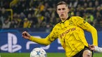 Dortmunds Nico Schlotterbeck kickt den Champions League-Ball der vor ihm in der Luft ist