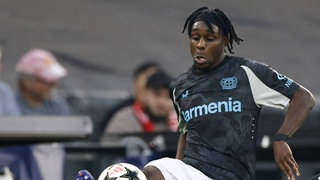 Spielszene: Leverkusens Jeremie Frimpong in der Champions League engagiert am Ball (Nahaufnahme)