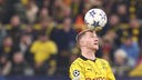 Dortmunds Marco Reus mit Champions League-Ball am Kopf im Spiel
