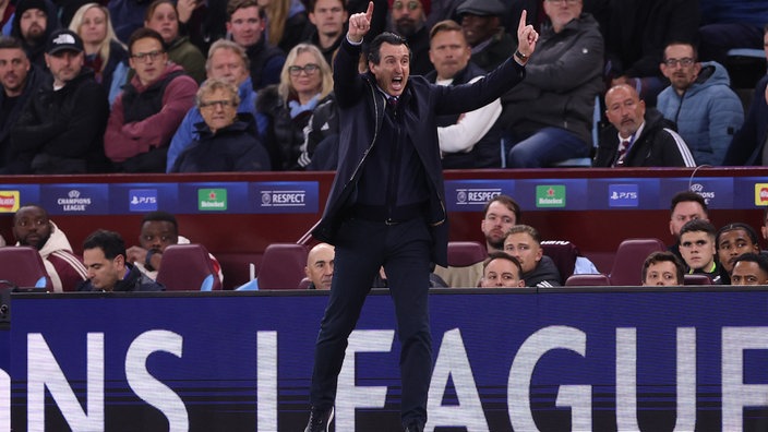 Aston Villa-Coach Unai Emery jubelnd am Spielfeldrand bei einem UEFA Champions League-Spiel