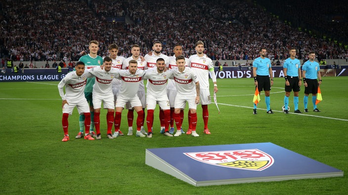 VfB Stuttgart Mannschaft vordere Reihe v.l. Enzo Millot, Pascal Stenzel, Maximilian Mittelstädt, Deniz Undav, Angelo Stiller, hintere Reihe v.l. Alexander Nübel, Anthony Rouault, Ermedin Demirovic, Jeff Chabot, Jamie Leweling, Atakan Karazor