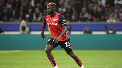 UEFA Champions League 2024/2025, Bayer 04 Leverkusen - AC Mailand: Leverkusens Victor Boniface am Ball