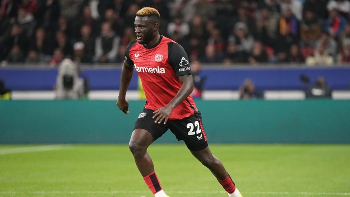 UEFA Champions League 2024/2025, Bayer 04 Leverkusen - AC Mailand. Victor Boniface am Ball