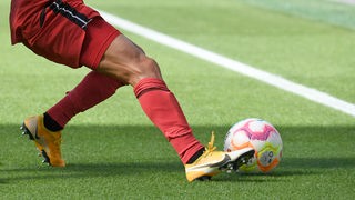Spielszene mit Beinen eines Leverkusener Spielers am Bundesliga-Ball