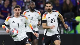 Länderspiel-Szene: Kai Havertz (links) stürmt im deutschen Dress, Ilkay Gündogan läuft rechts daneben, dahinter mittig Antonio Rüdiger