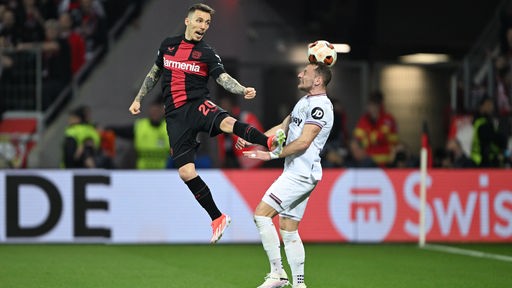 EL: Bayer Leverkusen - West Ham United: Alejandro Grimaldo und West Hams Vladimir Coufal kämpfen um den Ball.