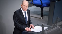 Regierungserklärung durch Bundeskanzler Olaf Scholz am Rednerpult im Bundestag