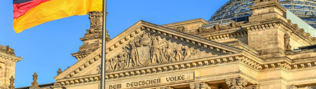 Portal Reichstagsgebäude mit Bundesflagge