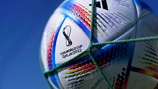 Ball landet im Tornetz, Aufschrift auf Ball "FIFA WORLD CUP QATAR 2022"