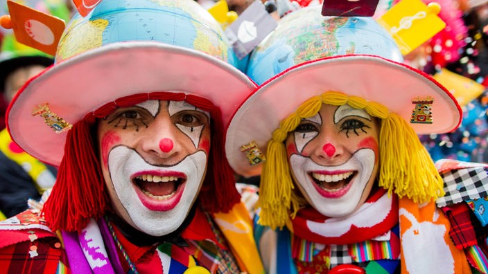 Zwei Karnevalisten in bunten Kostümen beim Karneval in Köln