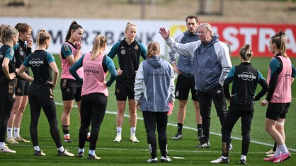 Bundestrainer Horst Hrubesch (3.v.r) bespricht sich beim Training mit der Frauen-Nationalmannschaft