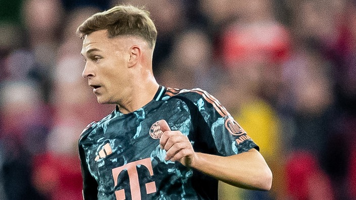 Champions League-Spielszene: Münchens Joshua Kimmich in Aktion, er hebt dabei leicht den Daumen (Nahaufnahme)