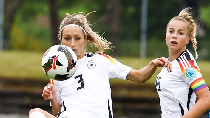 Spielszene: Kathrin Hendrich nimmt den Ball aus der Luft an, dahinter DFB-Teamkollegin Giulia Gwinn