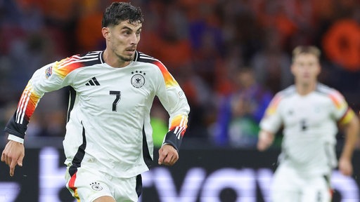 Spielszene: Kai Havertz stürmt voran, zweiter deutscher Spieler unscharf im Hintergrund (Nahaufnahme)