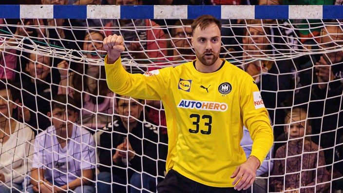 Deutschlands Handball-Torhüter Andreas Wolff reckt im Tor angespannt die Faust