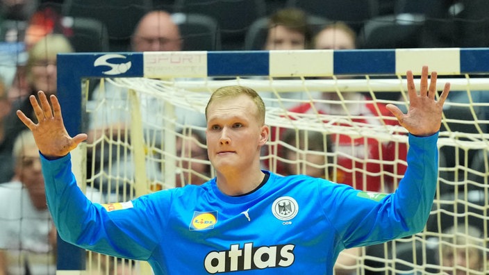 Handball-WM Spielszene: Deutschlands Torhüter David Späth im Tor hebt abwehrend die Hände