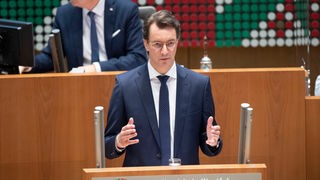 Hendrik Wüst, CDU, Ministerpräsident NRW, bei einer Rede im Landtag