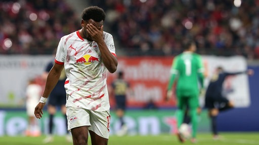 Lois Openda vom RB Leipzig während der Champions League 2024/25 ist enttäuscht