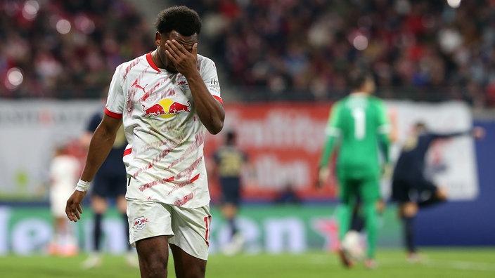 Lois Openda vom RB Leipzig während der Champions League 2024/25 ist enttäuscht