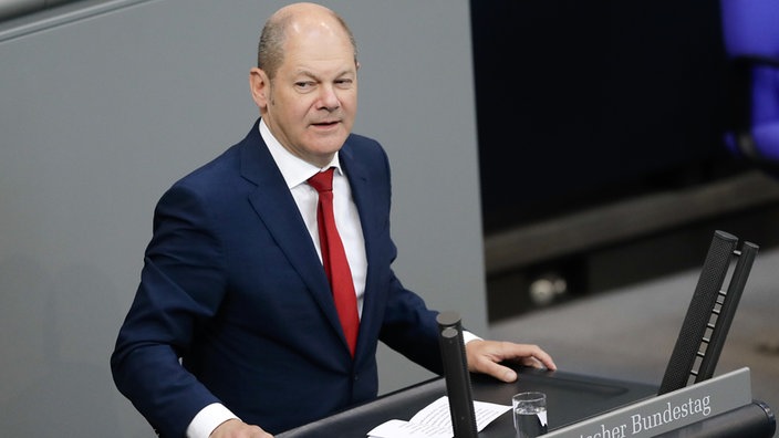 Bundeskanzler Olaf Scholz spricht im Bundestag