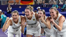 Die deutschen 3x3 Basketballerinnen freudig nach dem Finale: Sonja GREINACHER (Nr. 14), Marie REICHERT (Nr. 6), Elisa MEVIUS (Nr. 8), und Svenja BRUNCKHORST (Nr. 21)