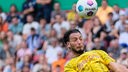 Dortmunds Ramy Bensebaini köpft in DFB Pokalspiel