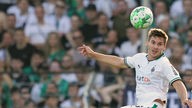 Gladbachs Max Wöber beim Kopfball vor heimischer Kulisse in DFB Pokalspiel