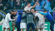 Teamjubel nach dem siegreichen Viertelfinal-Pokalspiel des 1.FC Saarbrücken