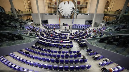 Plenum im Bundestag halbleer in Corona-Zeiten