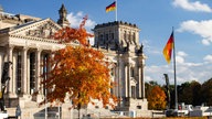 Reichstagsgebäude von aussen mit Herbstlaub