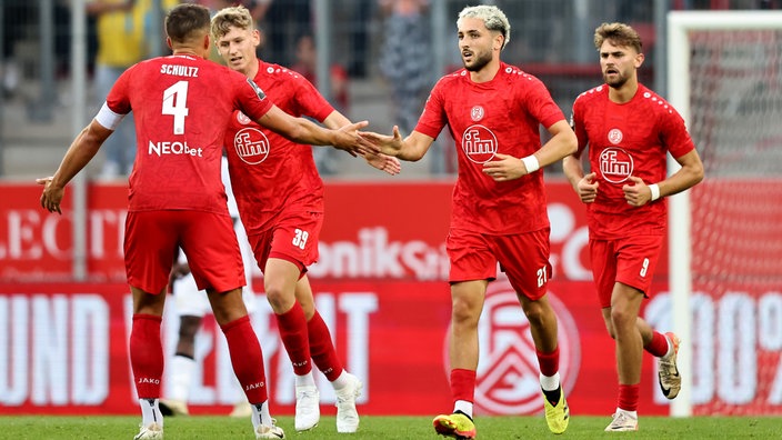 Rot-Weiss Essens Drittligistenen Michael Schultz, Gianluca Swajkowski, Dion Berisha, Leonardo Vonic auf dem Platz (v.l.n.r.)