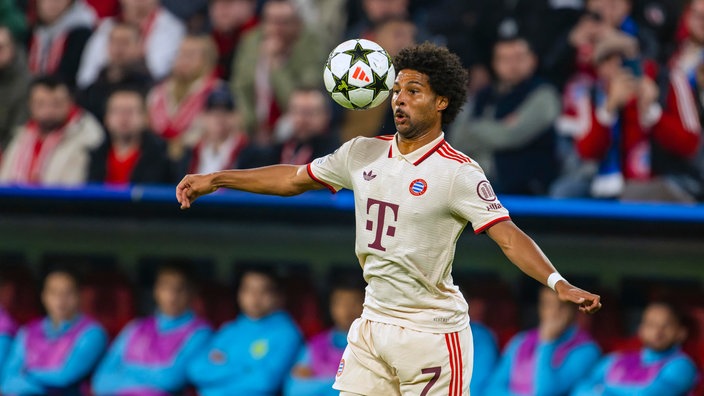 Serge Gnabry vom 1. FC Bayern München am Ball während der Champions League 2024/25 