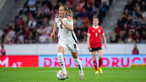Sydney Lohmann (Ger) am Ball, wähend der UEFA Womens Qualifikation Euro 2025