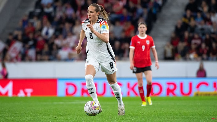 Sydney Lohmann (Ger) am Ball, wähend der UEFA Womens Qualifikation Euro 2025