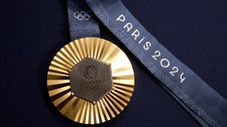 Goldmedaille der Olympischen Spiele mit Schriftzug auf dem Band "Paris 2024"