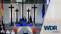 Symbolbild Volkstrauertag von Gedenkveranstaltung im Bundestag mit Kreuzen und Flaggen (und WDR Logo)