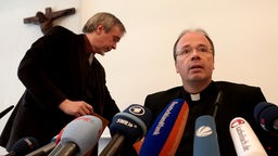 Der Trierer Bischof Stephan Ackermann (r) und Andreas Zimmer, Fachverantwortlcher für die Hotline der Deutschen Bischofskonferenz für Opfer sexuellen Missbrauchs