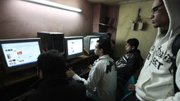 Studenten informieren sich in einem Internet-Café in Kairo über bevorstehende Demonstrationen 