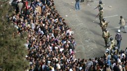 Demonstranten stehen am Freitag (04.02.11) in einer Schlange, um auf den Tahrir-Platz in Kairo zu gelangen. 