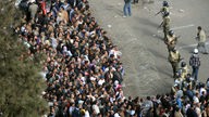 Demonstranten stehen am Freitag (04.02.11) in einer Schlange, um auf den Tahrir-Platz in Kairo zu gelangen. 