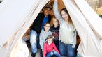 Unsere WDR 2 Gewinnerfamilie sitzt im Glamping-Zelt 