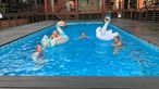 Tina, Cathrin, Melanie und Christina im Schwimmbad auf Zollverein