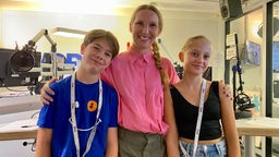 Oliver, Psychologin Franka Cerutti und Sophie haben am WDR 2 Kindertag über Mobbing gesprochen