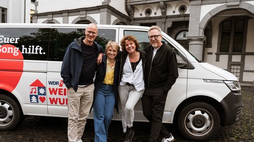 Die vier WDR 2 Weihnachtswunder-Moderatoren Sabine Heinrich, Thomas Bug, Steffi Neu und Jan malte Andresen in Paderborn