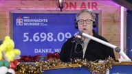 WDR 2 Weihnachtswunder: Jan Malte Andresen verkündet den Spendenstand am Mittwochmorgen (20.12.2023)