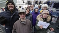 WDR 2 Weihnachtswunder: Bewohner und Betreuer eines Wohnprojekts für Menschen mit Behinderung in Wuppertal mit ihrer Spende